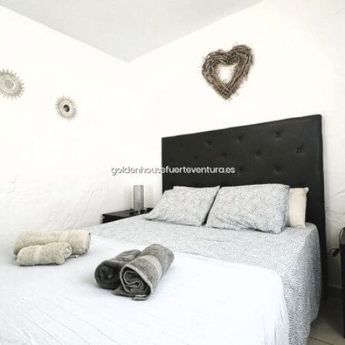 Dormitorio con acabados modernos y claros.