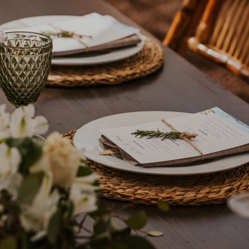 Mesa con vajilla y menú decorativo en evento especial de Restaurante La Puipana en Fuerteventura