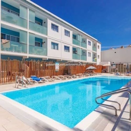 Espacio amplio de una piscina donde de observan las escaleras.