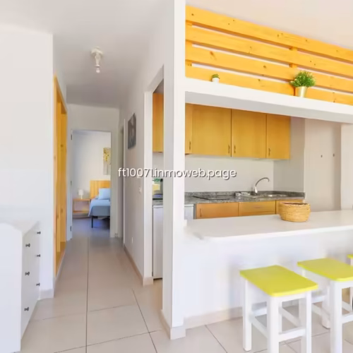 Vista del pasillo distribuidor hacia la cocina americana y dormitorio