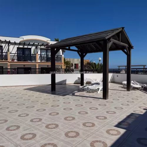 Estructura de madera para sombra en la zona de hamacas con vistas al complejo.