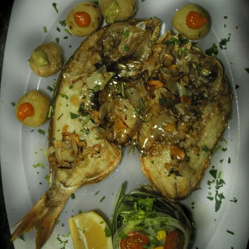 Pescado a la parrilla con guarnición servido en Restaurante Don Pepe, Fuerteventura