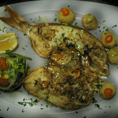 Pescado entero a la plancha con verduras servido en Restaurante Don Pepe, Parque Holandés