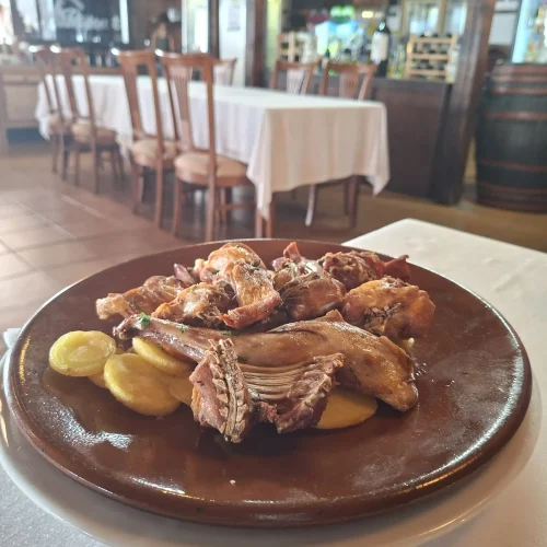 Plato de carne asada con papas servido en Restaurante Don Pepe, Parque Holandés