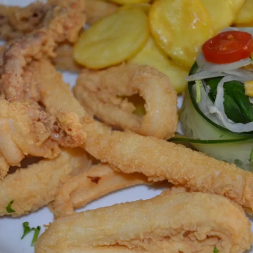 Pollo frito dorado con papas y verduras servido en Restaurante Don Pepe, Parque Holandés