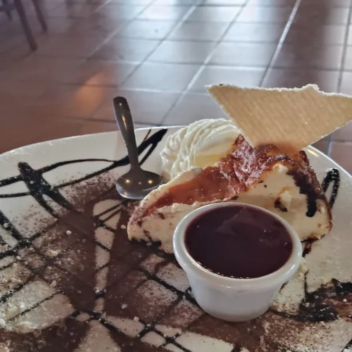 Postre de chocolate decorado con salsa servido en Restaurante Don Pepe, Fuerteventura