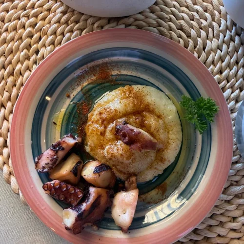 Ración de pulpo asado acompañado de puré de patatas al pimentón en el restaurante Aroma de Sal, Fuerteventura.