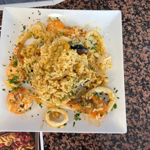 Arroz con marisco servido en Restaurante Atlántico Fuego y Sal, Puerto del Rosario