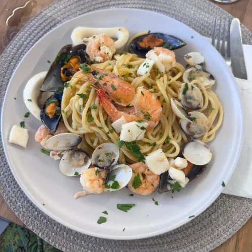 Espaguetis con marisco servidos en Restaurante Atlántico Fuego y Sal, Puerto del Rosario