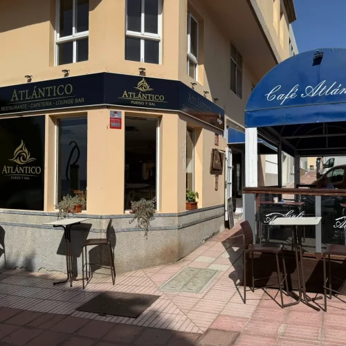 Exterior y terraza del Restaurante Atlántico Fuego y Sal en Puerto del Rosario, Fuerteventura