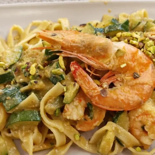 Pasta con langostinos, calabacín y pistacho en Restaurante Atlántico Fuego y Sal