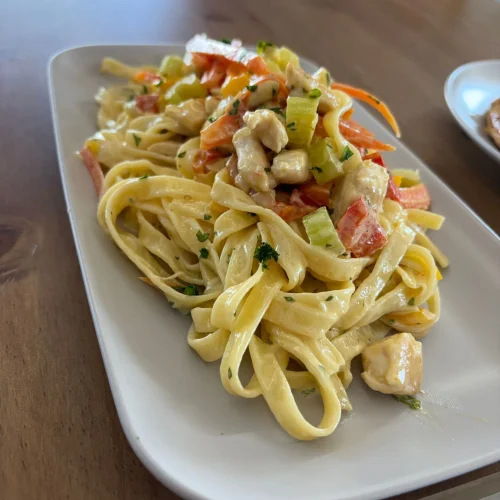 Plato de pasta cremosa con verduras servido en Restaurante Atlántico Fuego y Sal, Puerto del Rosario