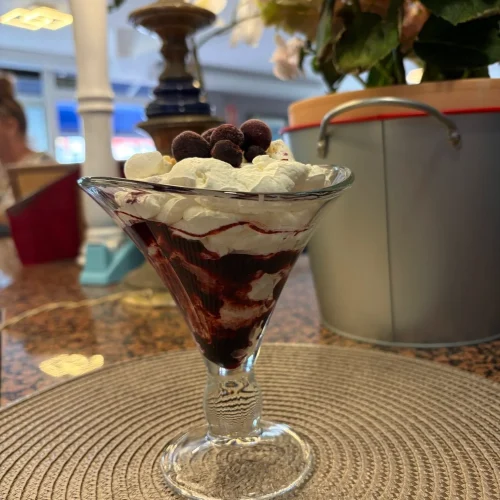 Postre en copa con nata y frutos rojos en Restaurante Atlántico Fuego y Sal, Puerto del Rosario
