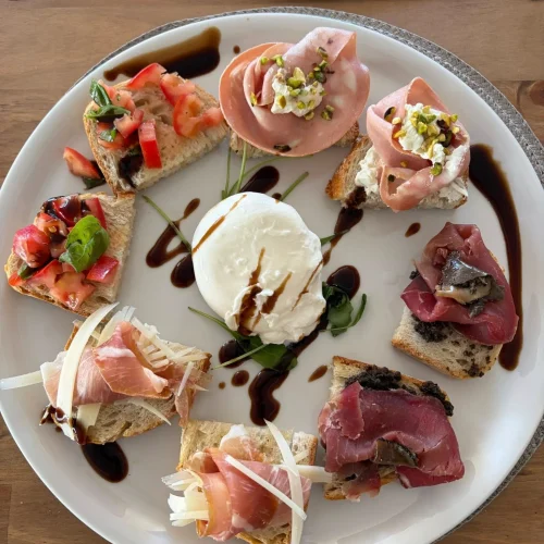 Surtido de tostas y entrantes en Restaurante Atlántico Fuego y Sal, Puerto del Rosario