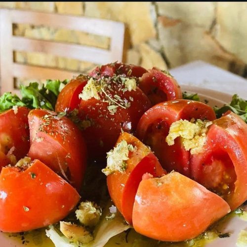 Ensalada de tomate aliñado servida en Restaurante Casabel, Fuerteventura