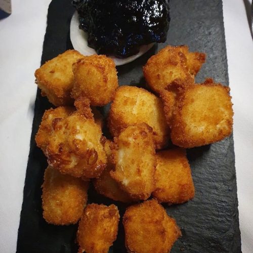 Queso frito servido en Restaurante Casabel con acompañamiento dulce