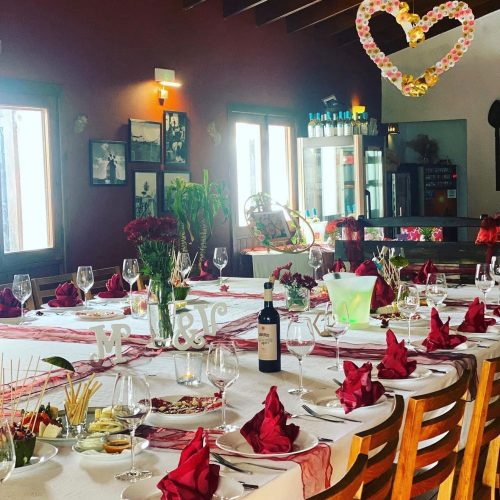 Salón interior del Restaurante Casabel preparado para una comida o celebración
