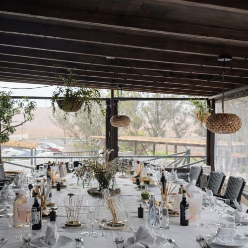 Terraza del Restaurante Casabel con una mesa montada para comida o celebración en Fuerteventura