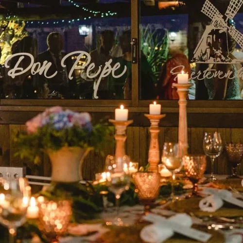 Mesa preparada con velas y decoración de noche en Restaurante Don Pepe, Parque Holandés