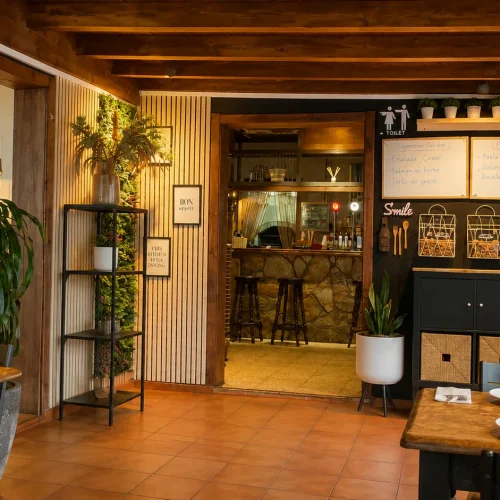 Comedor interior del Restaurante El Conejero en Valle de Santa Inés, Betancuria, Fuerteventura