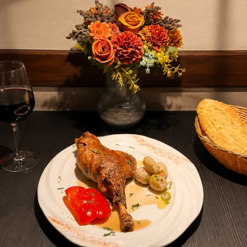 Pata de cordero lechal al horno servida en Restaurante El Conejero, Valle de Santa Inés, Fuerteventura