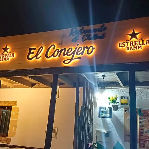 Fachada nocturna del Restaurante El Conejero en Valle de Santa Inés, Betancuria, Fuerteventura