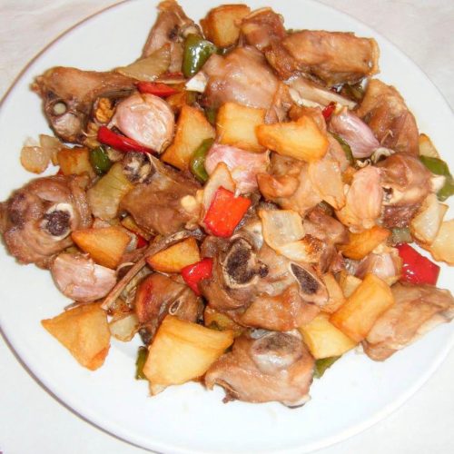 Plato de cabrito del Restaurante La Cencerra con papas y verduras