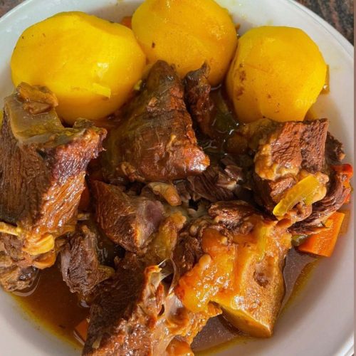 Plato de carne de cabra con papas en el Restaurante La Cencerra