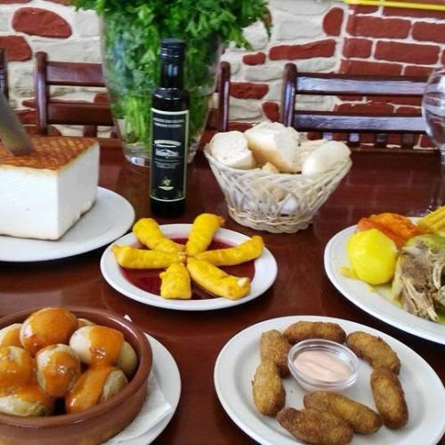 Selección de platos típicos canarios en Restaurante La Cencerra