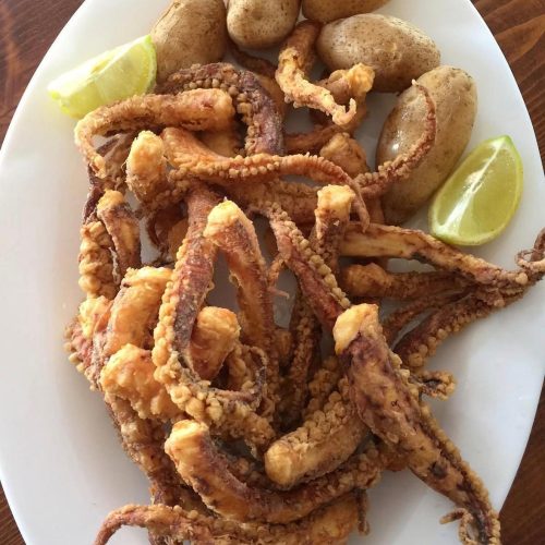 Plato de rejo frito con papas en el Restaurante La Cencerra