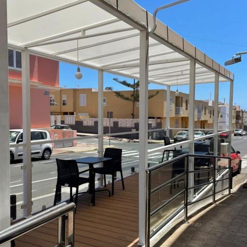 Terraza exterior del Restaurante La Cencerra en Puerto del Rosario