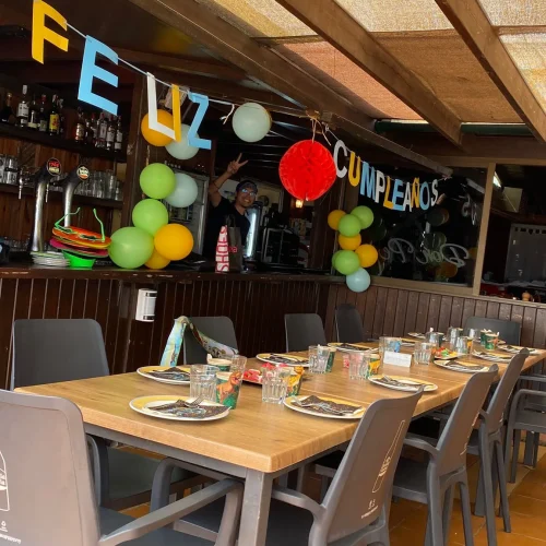 Mesa servida y salón decorado para cumpleaños en Restaurante Don Pepe, Parque Holandés