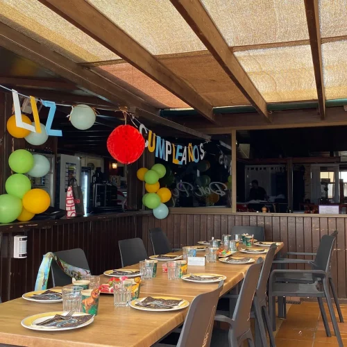 Salón decorado con globos para cumpleaños en Restaurante Don Pepe, La Oliva