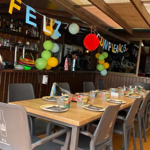 Salón de eventos decorado con globos para fiesta en Restaurante Don Pepe, Parque Holandés