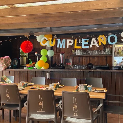 Salón de fiesta decorado con globos en Restaurante Don Pepe, Parque Holandés
