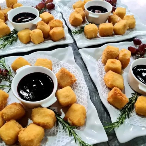 Tabla de croquetas doradas con salsa en Restaurante Don Pepe, Parque Holandés