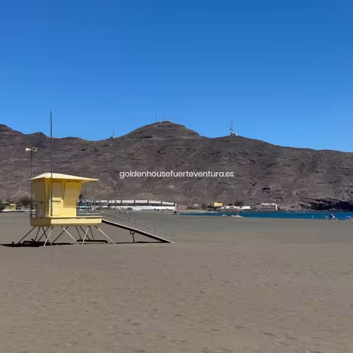 Caseta de socorrismo amarilla en la arena de la playa.